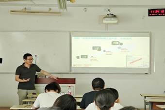 会议室里的人们 描述已自动生成