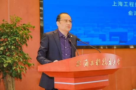 说明:穿着西装笔挺的男子与配字 描述已自动生成