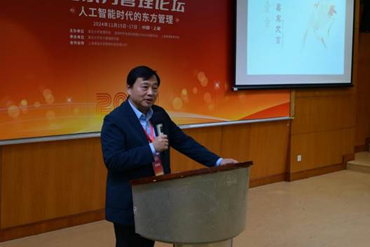 人站在电视前  描述已自动生成