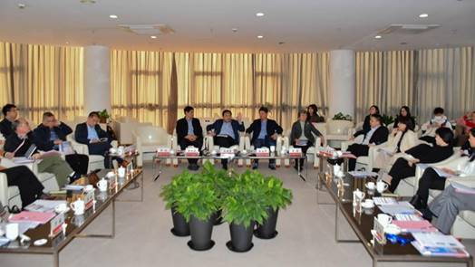 说明:会议室里的人们 描述已自动生成