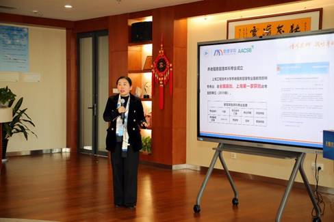 说明:图片包含 室内, 桌子, 房间, 木 描述已自动生成